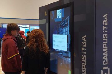 Jóvenes utilizando el Juego interactivo en el evento ITBA Future Day 2026